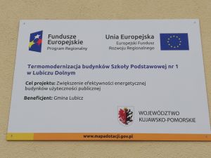 Szkoła Podstawowa w Lubiczu Dolnym po termomodernizacji - tablica pamiątkowa