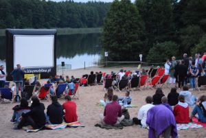 Kino plenerowe nad jeziorem w Józefowie