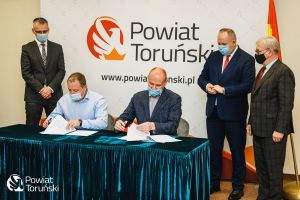 Podpisanie umowy na budowę ścieżki. Fot. Starostwo Powiatowe w Toruniu