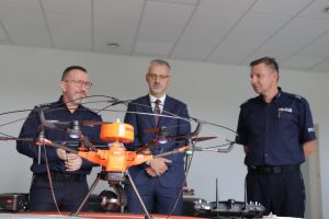 Przekazanie drona policji w Dobrzejewicach