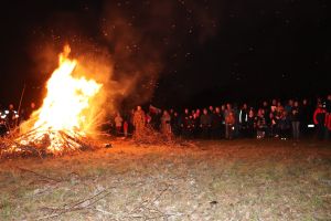 Pieśni patriotyczne śpiewaliśmy przy ognisku