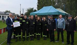 Ekipa lubickich strażaków w dniu przekazania sprzętu wraz z posłem Mariuszem Kałużnym i wójtem Markiem Nicewiczem