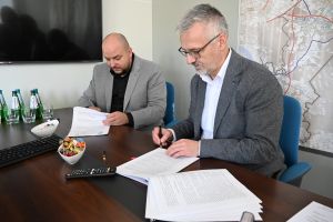 Wójt Marek Nicewicz i właściciel firmy Transbruk Łukasz Barczyński