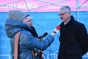 Wójt Marek Nicewicz na konferencji prasowej w sprawie inwestycji