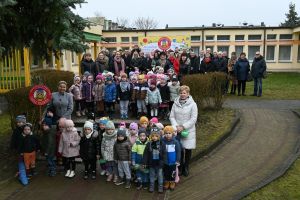 Pamiątkowe zdjęcie grup młodszych z gośćmi