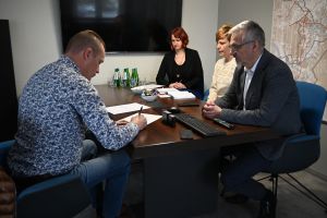 Podpisanie umowy na przebudowę drogi w Rogówku