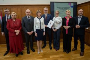 Zdjęcie pamiątkowe z władzami województwa. Fot. Mikołaj Kuras dla KPUM