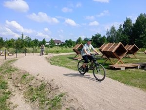 Młodzież chętnie korzysta tutaj z pumptracku
