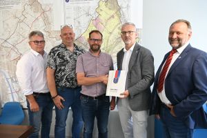 Podpisanie umowy odbyło się w obecności radnych z Krobi Mirosława Jackiewicza i Jarosława Rybińskiego