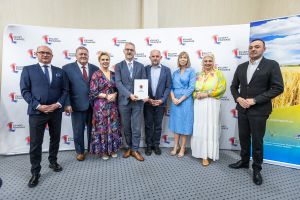 Pamiątkowe zdjęcie z władzami samorządu województwa. Fot. Szymon Zdziebło/tarantoga.pl, UMWKP