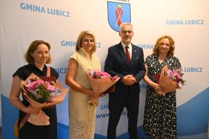 Panie dyrektor Małgorzata Bogucka, Mariola Marcinkowska, Wioletta Pawłowska oraz wójt Marek Nicewicz