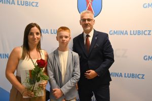 Tymon Jan Kwiatkowski z mamą i wójtem