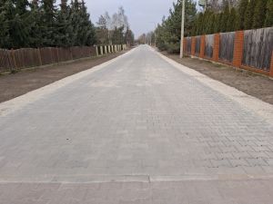 Dojazd do posesji odbywa się po kostce