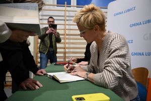 Goście chętnie podpisywali swoje książki