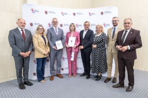 Umowę w imieniu gminy Lubicz podpisali wójt Marek Nicewicz i skarbnik Beata Janicka. Fot. Szymon Zdziebło tarantoga dla UMWKP