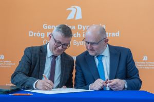 Porozumienie podpisują dyrektor GDDKiA Sebastian Borowiak i marszałek Piotr Całbecki