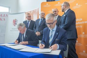 Porozumienie podpisują wójtowie Lubicza Marek Nicewicz i Obrowa Andrzej Wieczyński