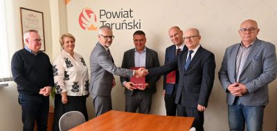 Tuż po podpisaniu umowy. Za współpracę dziękują sobie wzajemnie starosta Mirosław Graczyk i wójt Marek Nicewicz
