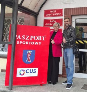 Jeden z paszportów stanął także przed urzędem gminy. Na zdjęciu Monika Lewandowska, zastępca wójta i Dawid Lewandowski,...