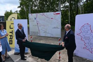 Prezydent Paweł Gulewski i wójt Marek Nicewicz odsłaniają tablicę pokazującą inwestycję podzieloną na etapy
