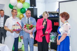 Życzenia Urszuli Witkowskiej składają Monika Lewandowska, Marcin Różycki i Sławomir Sacharuk