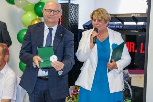 Mirosław Graczyk i Agnieszka Janiaczyk-Dąbrowska wręczyli "Medal za zasługi dla powiatu"