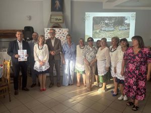 Zwycięska reprezentacja Rogowa z władzami gminy Lubicz