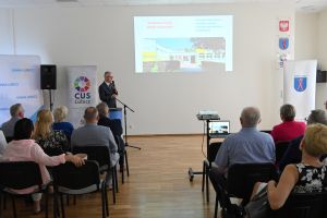 Wójt Marek Nicewicz omawia inwestycje infrastrukturalne na potrzeby usług społecznych