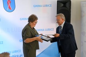 Dyrektor Anna Sikorska nie tylko usłyszała wiele słów uznania, ale otrzymała również listy gratulacyjne i upominki