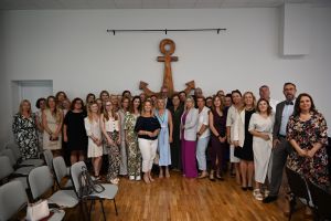Pamiątkowe zdjęcie pod kotwicą szefostwa CUS z pracownikami i wójtem