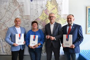 Wójt Marek Nicewicz oraz radni reprezentujący miejscowości, w których będzie przebudowa dróg w ramach umowy z 5 września:...