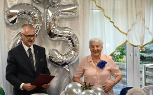 Życzenia Janinie Łubkowskiej składa wójt Marek Nicewicz