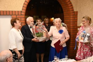 Życzenia składają przedstawiciele zaprzyjaźnionych klubów oraz sołtys Grębocina