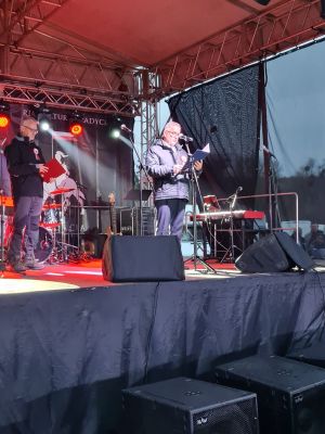 Mer przemawia na scenie podczas obchodów 11 listopada