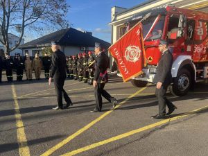 Poczet sztandarowy na tle nowego wozu