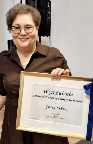 Anna Sikorska prezentuje wyróżnienie