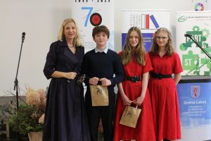 Dyrektor Marzenna Wojnar z uczniami występującymi podczas uroczystości