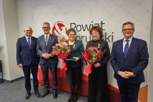 Anna Sikorska i Maria Błaszczyk w towarzystwie starosty Mirosława Graczyka, przewodniczącego Andrzeja Siemianowskiego i...