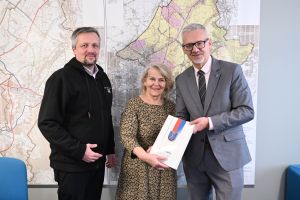 Wójt Marek Nicewicz podpisał umowę z firmą Marszal w towarzystwie radnego Adama Sadowskiego