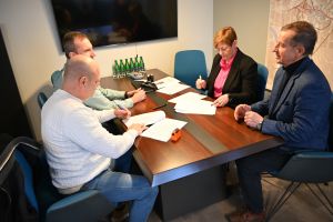 Umowę podpisała zastępca wójta Monika Lewandowska w towarzystwie radnego Sławomira Sacharuka