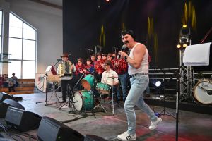 Występ zespołu Są Gorsi z Przemysławem Gorczycą, który się wcielił w rolę Freddie’ego Mercury’ego