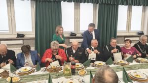 Wręczanie upominków od gminy