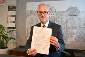 Wójt Marek Nicewicz prezentuje decyzję ZRID