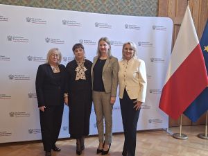 Na zdjęciu m.in. pani dyrektor z koordynatorkami projektu