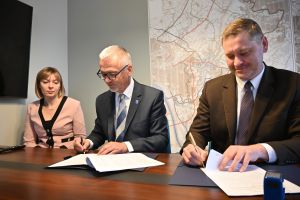 Od prawej wicewojewoda Michał Koniuch, wójt Marek Nicewicz i skarbnik Beata Janicka