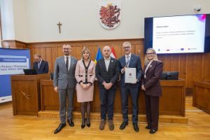 Wręczanie umów w Urzędzie Marszałkowskim w Toruniu. Fot. Mikołaj Kuras