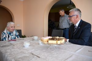 Pani Sabina opowiada wójtowi o swoim życiu