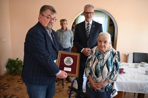 Medal marszałkowski przekazał Jubilatce radny wojewódzki Jacek Gajewski