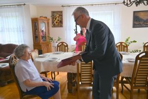 Władysławie Nowakowskiej życzenia składa wójt Marek Nicewicz