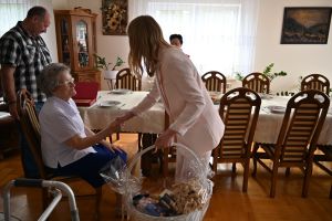 Życzenia Jubilatce składa kierownik USC Andżelika Solińska